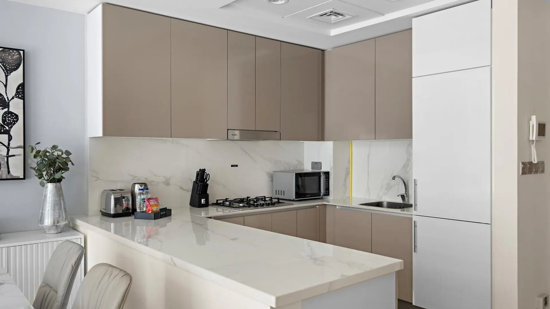 1Br Azizi Riviera B7, Pool View Apartment Dubai