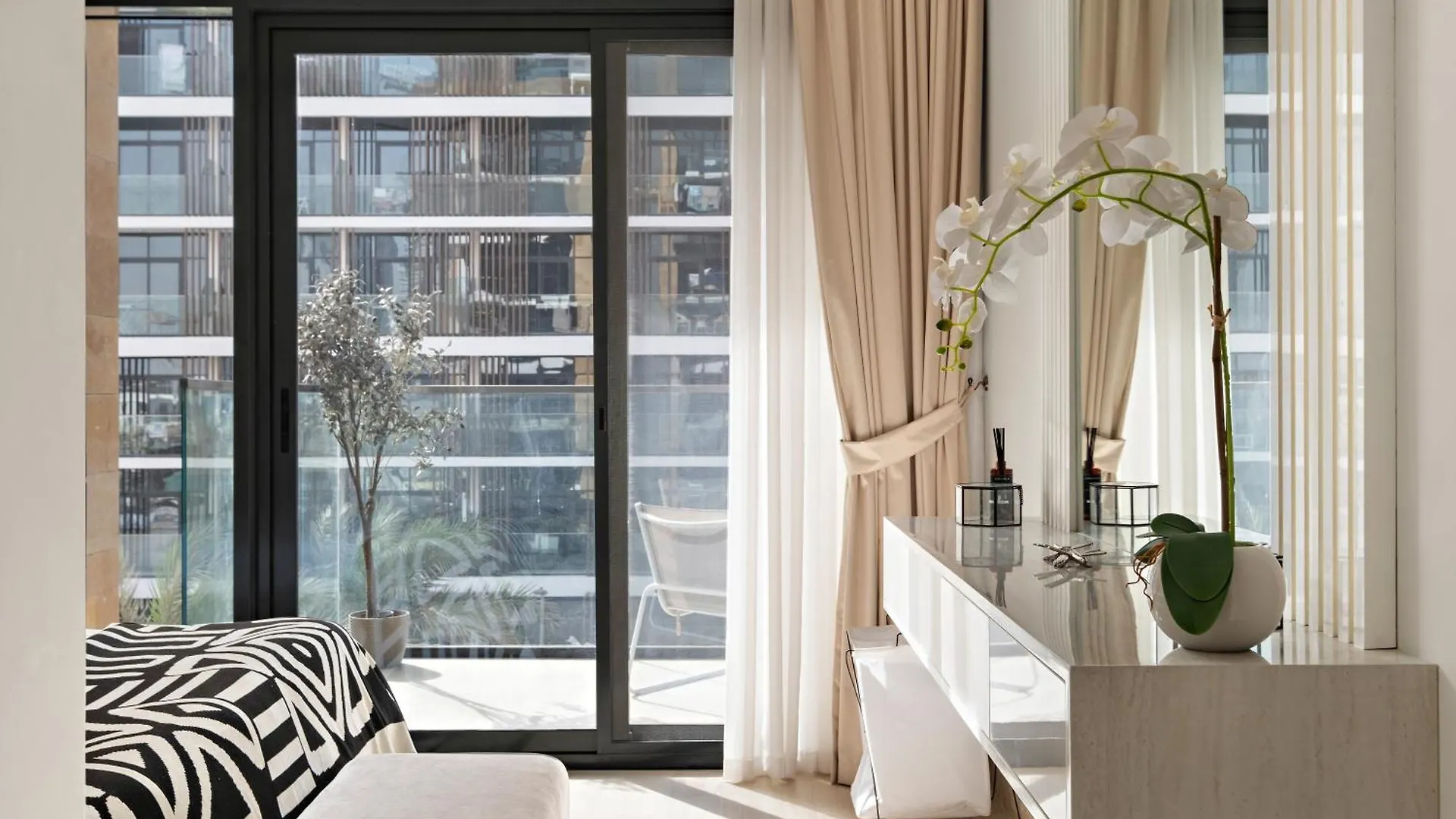 1Br Azizi Riviera B7, Pool View Apartment Dubai