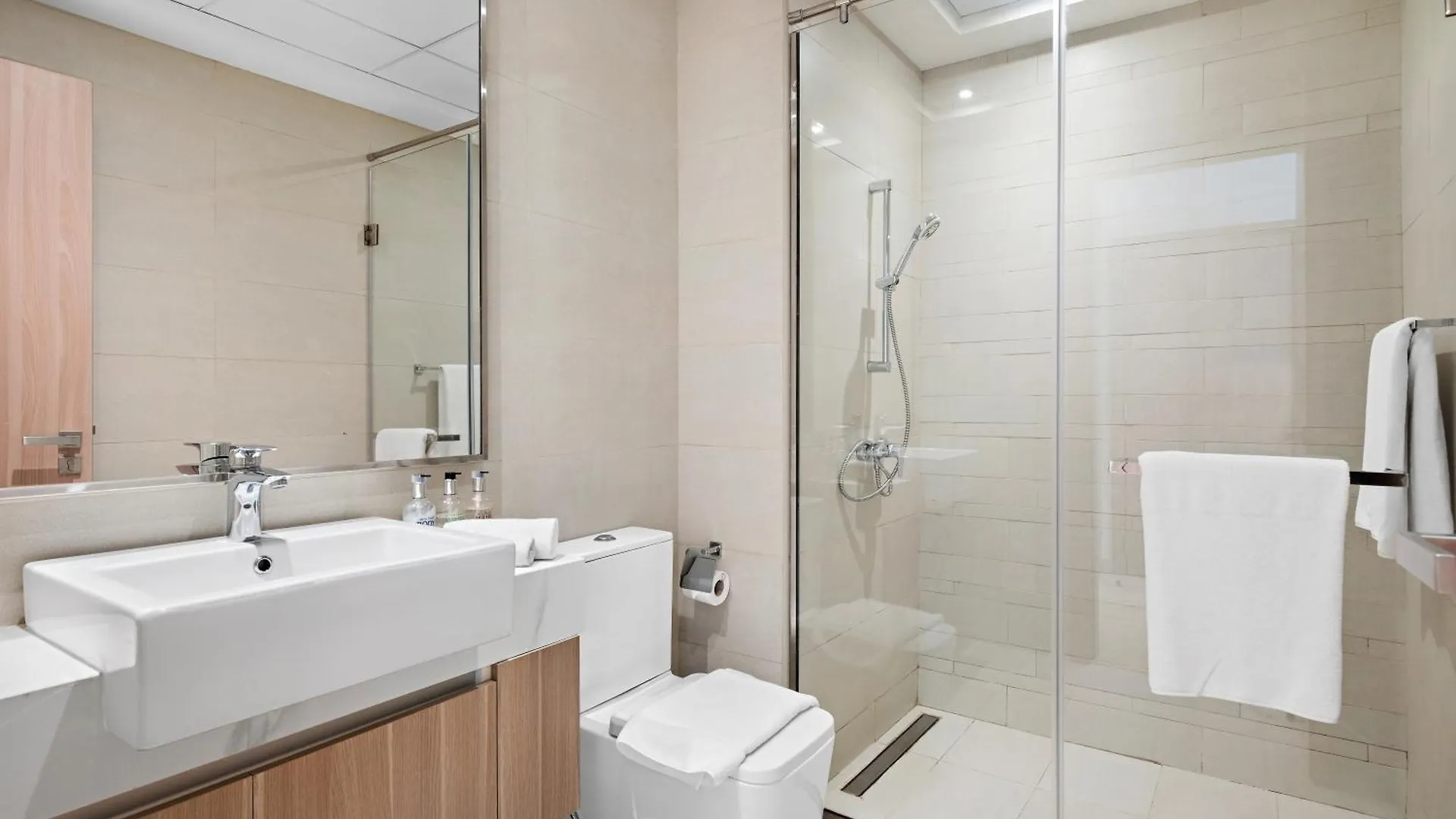 Ferienwohnung 1Br Azizi Riviera B7, Pool View Dubai